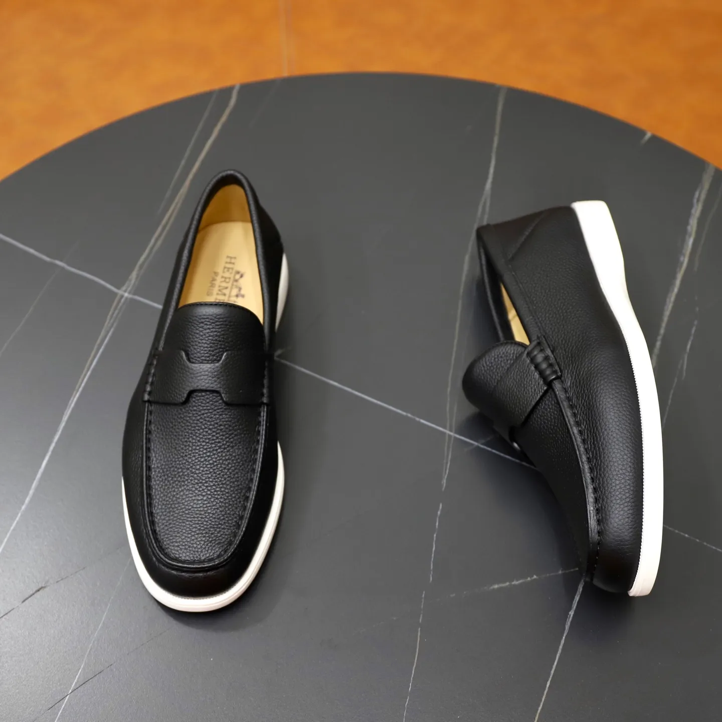 Ex-factory price: 560💰Hermès/Hermès slip-on men's shoes. This shoe is made of imported pebbled cowhide. It has simple and smooth lines and is combined with aerodynamically designed 3CM rubber foam ultra-light soles! Youthful and fashionable, classic H-shaped hardware buckle decoration, calf lining gently wraps the feet, with logo cowhide feet, casual and urban style, highlighting youthful vitality, sports and leisure version, super versatile, code number: 38-39-40-41-42-43-44 standard leather shoe size (45 can be customized but does not support returns)